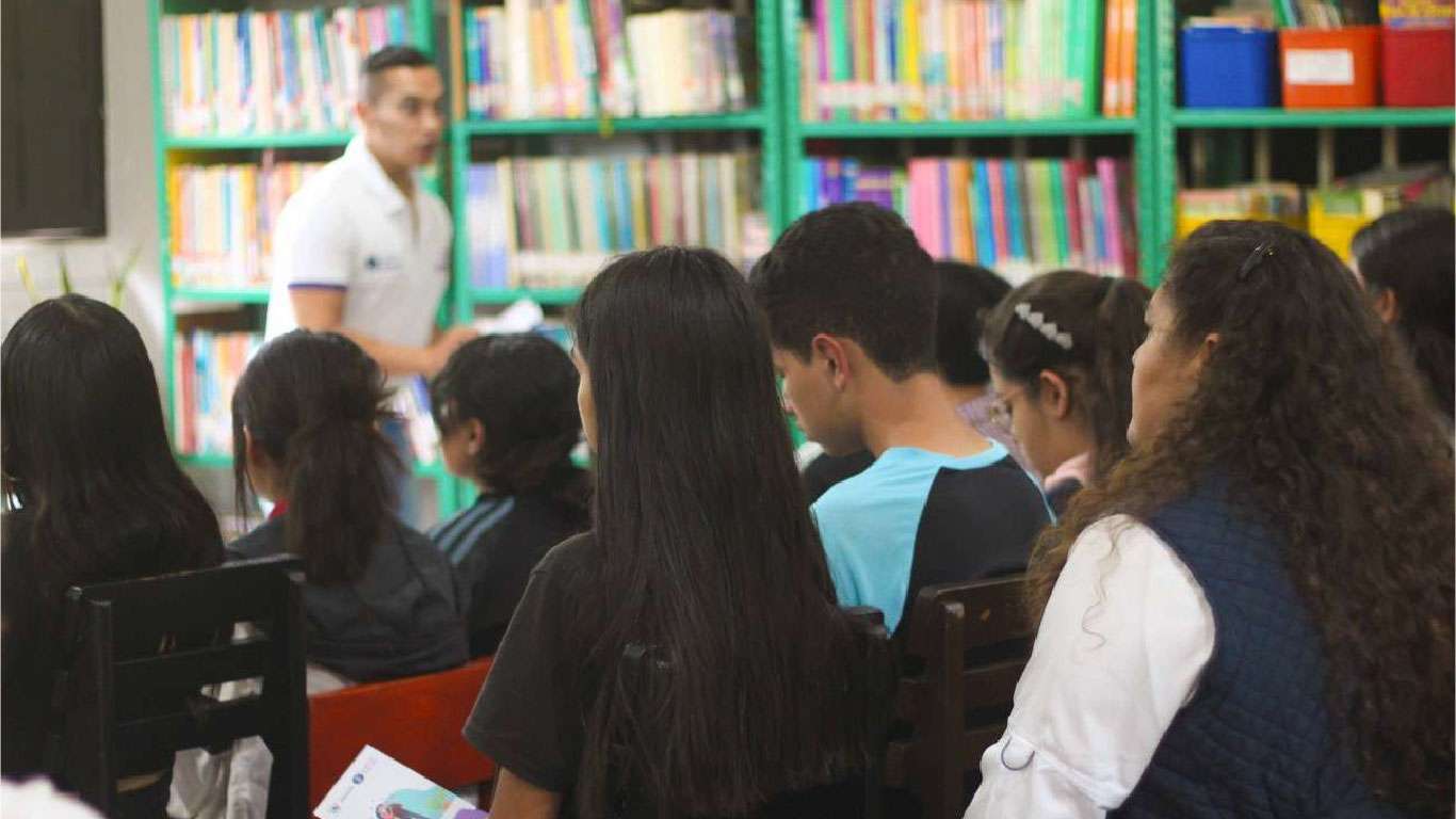 becas-programa-ayuda-fundit-child-niños-tejar-02
